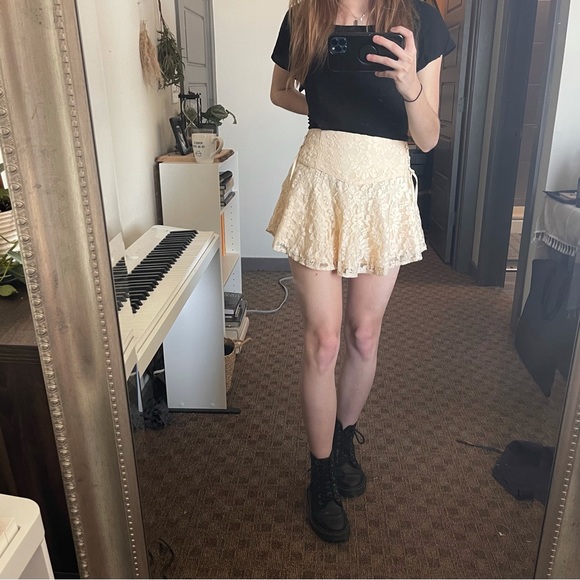 Tobi Lace Skirt - Picture 3 of 4